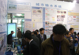 参観者で賑わう展示ブース状況②