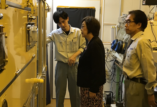 太田経済産業副大臣がフィルム型ペロブスカイト太陽電池の開発拠点に来訪