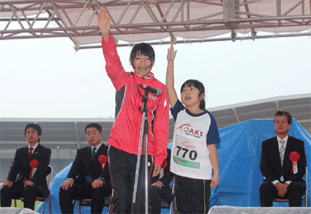 開会式：上野選手が小学生の女の子と一緒に選手宣