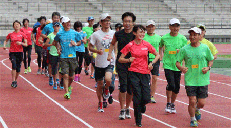 １ｋｍ６分ペース組は談笑も混ざりながら・・・