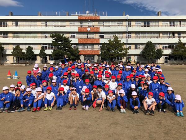 東日本大震災復興支援活動「ふれあい陸上教室」集合写真