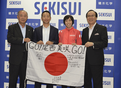 （写真左から）根岸修史代表取締役会長、女子陸上競技部 野口英盛監督、尾西選手、髙下社長