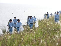 積水成型工業　湖沿岸の清掃活動