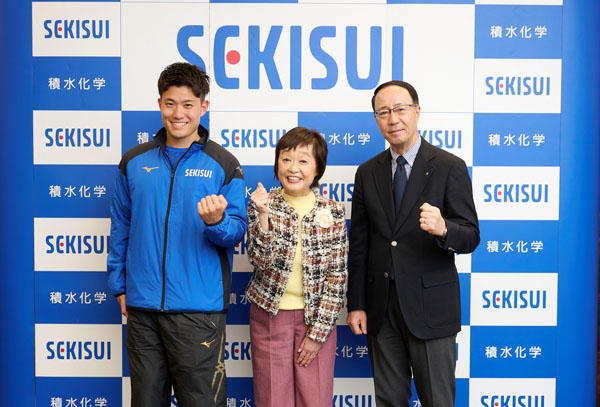 左から 近藤選手、日本パラ陸連 増田会長、積水化学社長 加藤