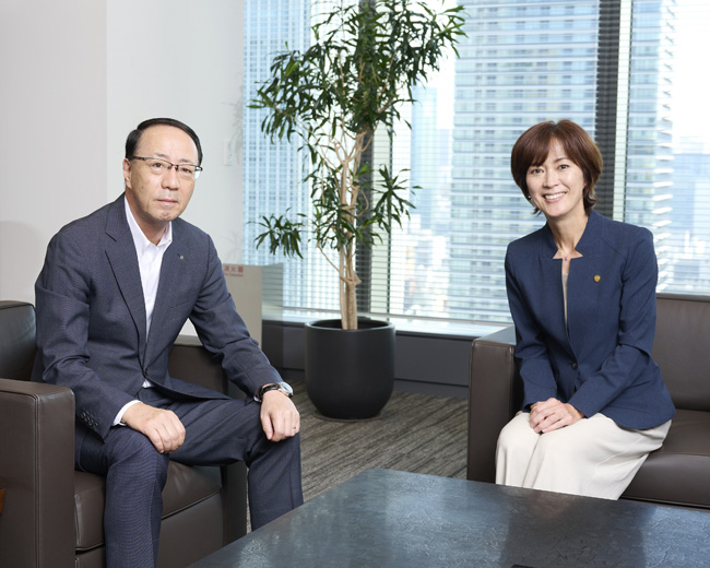 左から　積水化学社長　加藤、日本陸連　有森会長