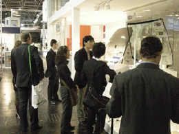お客様への展示内容説明の様子