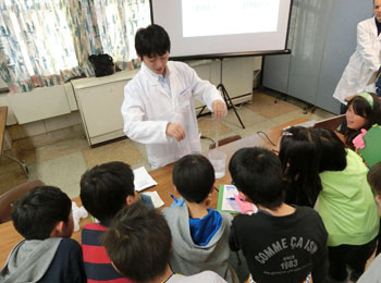 「積水化学 化学教室プログラム」実施の模様①