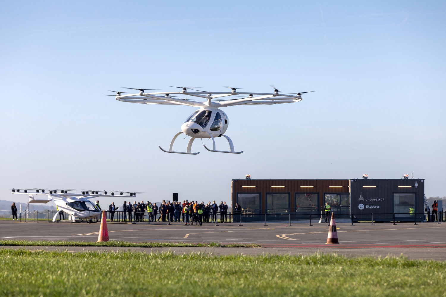 ポントワーズ・コルメイユ（仏）での実証飛行の様子｜Crewed Volocopter 2x flies in front of ADP and Skyports Vertiport at Pontoise-Cormeille testbed