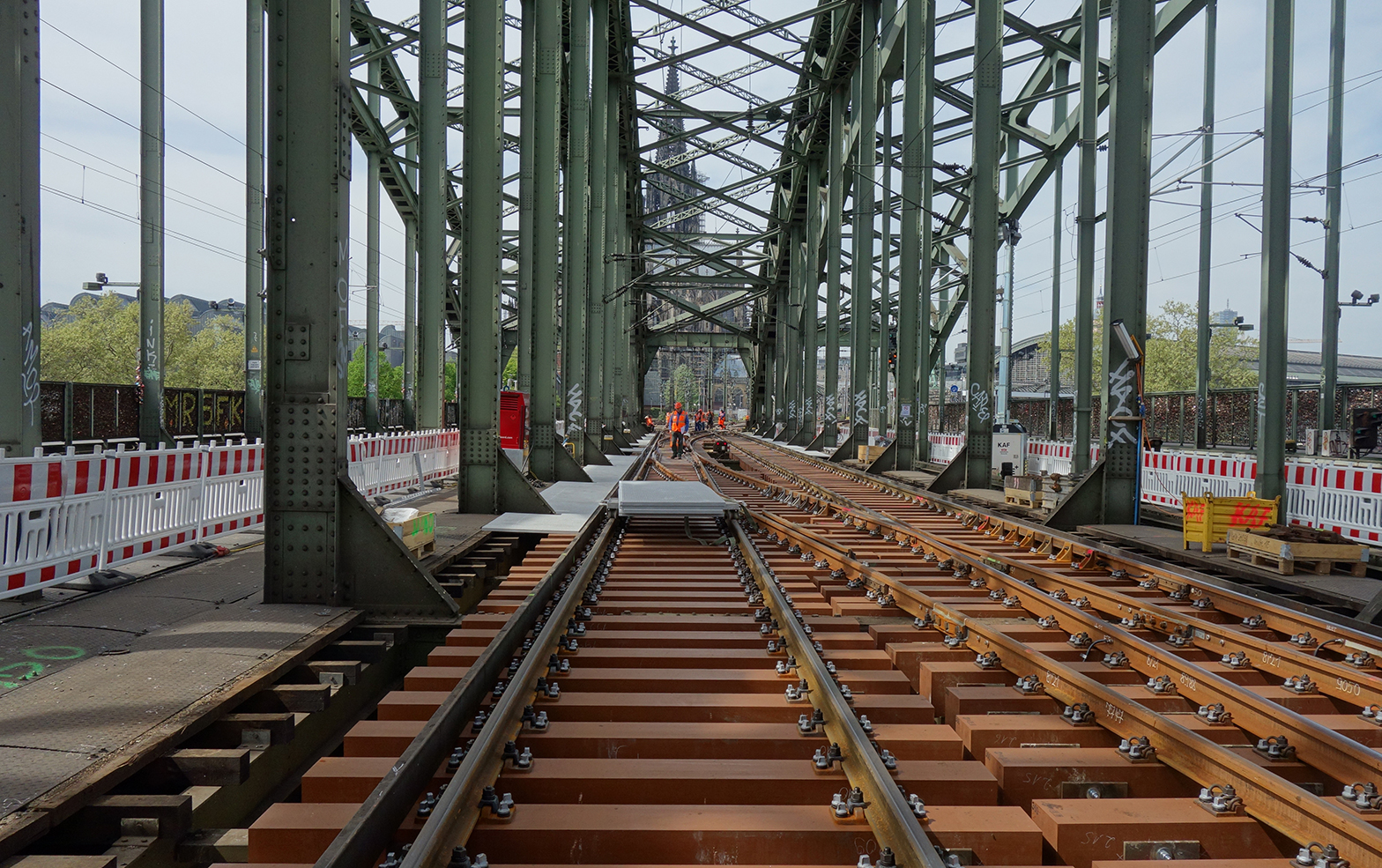 ドイツ国鉄・ホーエンツォレルン橋02.jpg｜ドイツ国鉄ホーエンツォレルン橋での敷設。各国へ普及を進めている