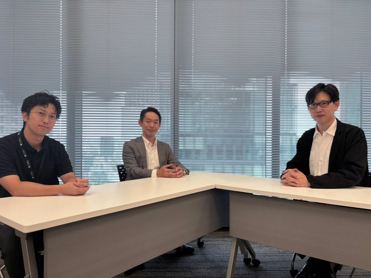 協業プロジェクトのマネジメントを担う積水化学の山田攻男（写真中央）と、同じくリフォーム・リノベーション事業の企画を担当する斎藤遙（写真左）、リノベる社でSpecial Projects担当マネージングディレクターの杉谷武広氏（写真右）
