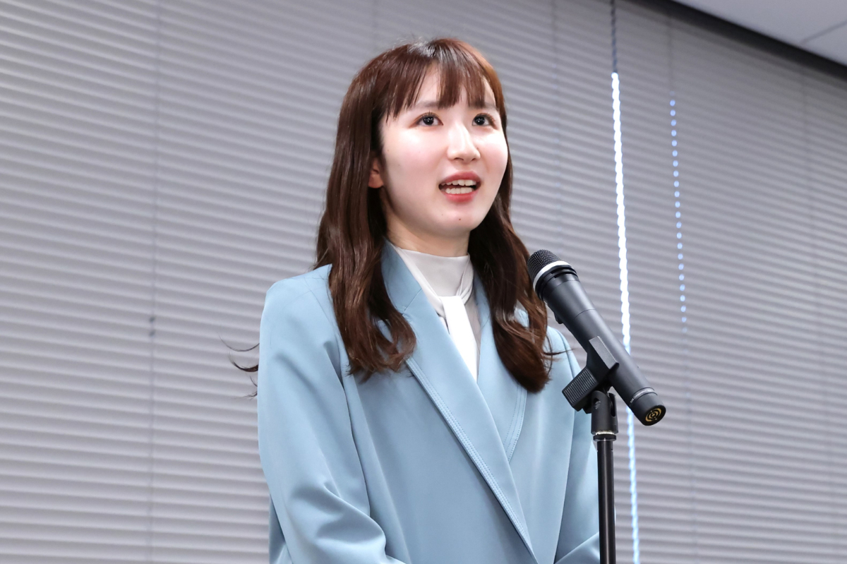 早田ひな選手が来社。「いつも支えていただきありがとうございます」と感謝のメッセージ|SEKISUI×SPORTS「挑戦のTASUKI」|積水化学工業株式会社