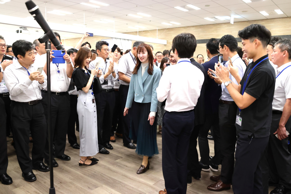 早田ひな選手が来社。「いつも支えていただきありがとうございます」と感謝のメッセージ