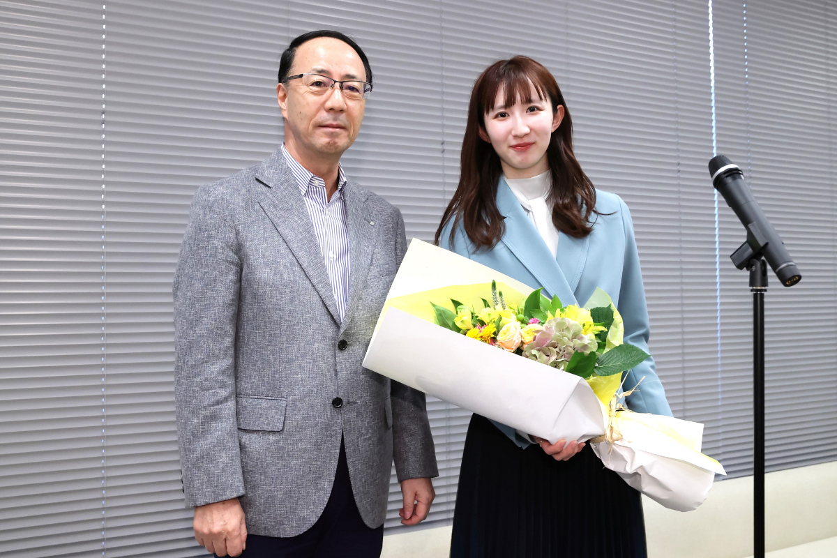 早田ひな選手が来社。「いつも支えていただきありがとうございます」と感謝のメッセージ
