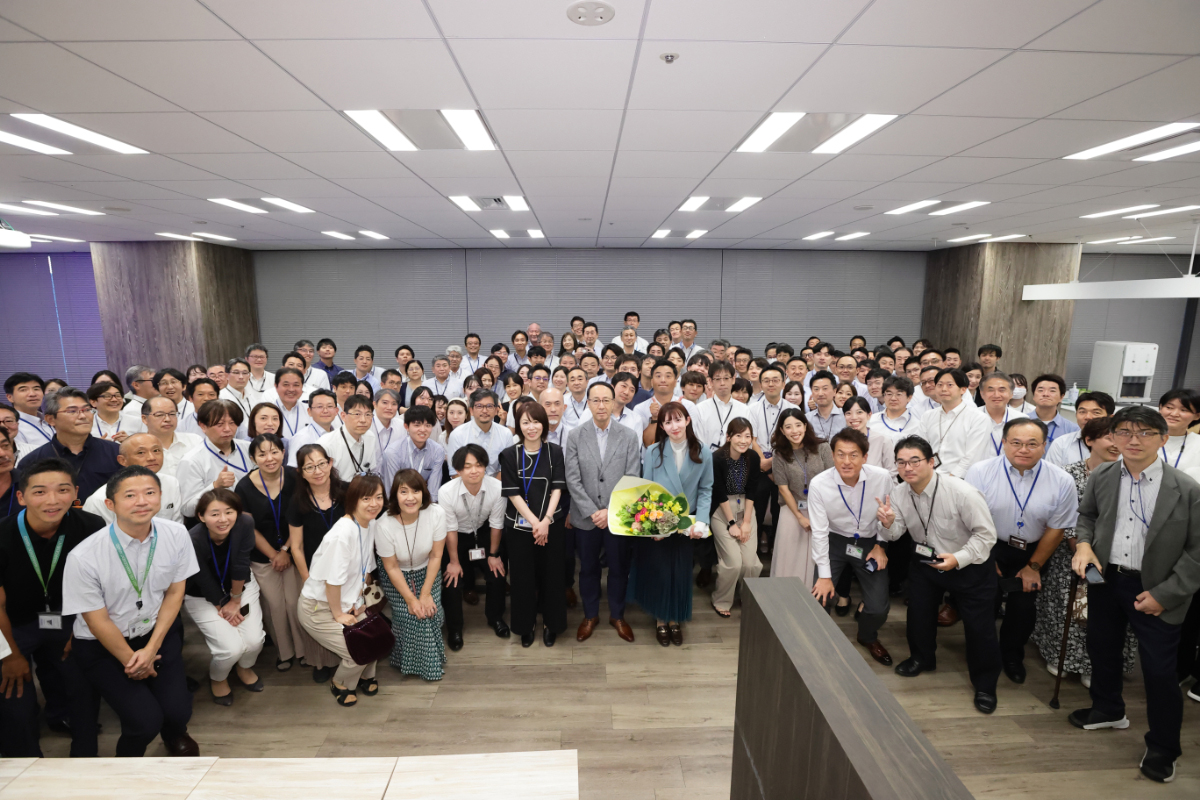 早田ひな選手が来社。「いつも支えていただきありがとうございます」と感謝のメッセージ