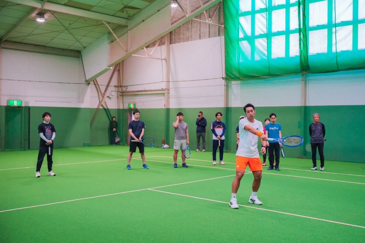 内山靖崇選手が積水化学従業員に向けてテニスクリニックを開催！「この機会を設けられて感謝」